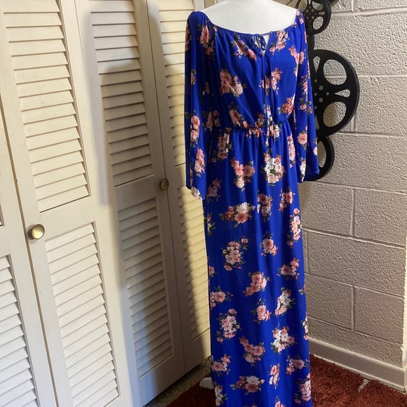 Altar'd State Dresses & Skirts - ALTR’D STATE off shoulder boho maxi dress with high slits w mini slip size M EUC